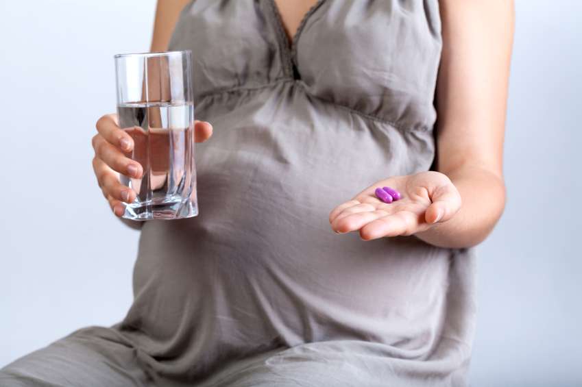 беременная пьет таблетки