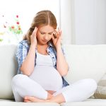 Сильно болит голова при беременности: причины и что делать