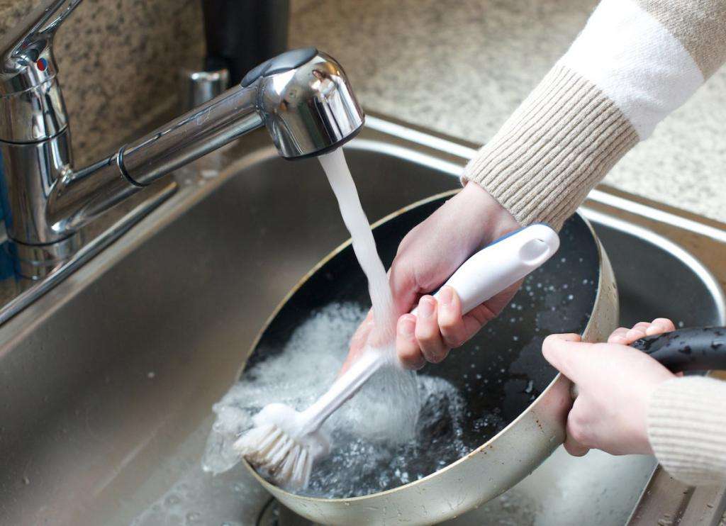 как очистить сковороду от нагара внутри