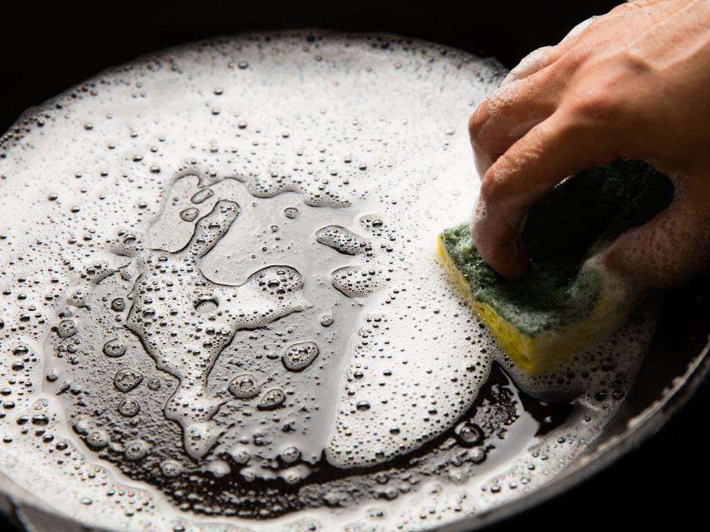 как очистить чугунную сковороду от нагара