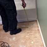 Как кладут плитку в ванной на пол и стены?