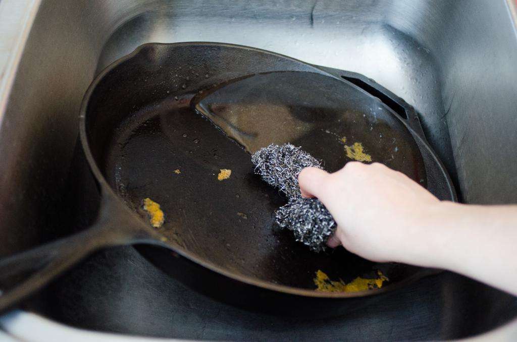 как очистить сковороду от нагара снаружи