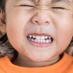 Почему дети скрипят зубами днем? Опасно ли это?