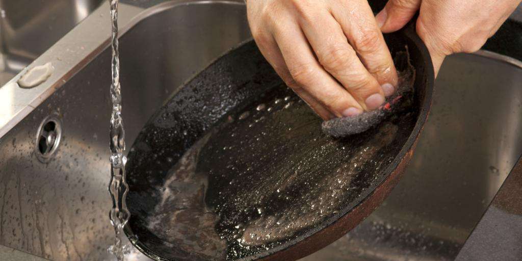 как очистить тефлоновую сковороду от нагара