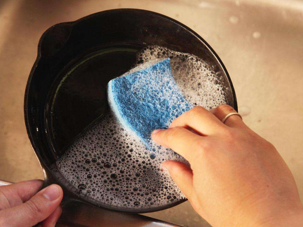 очистить сковороду от нагара в домашних условиях
