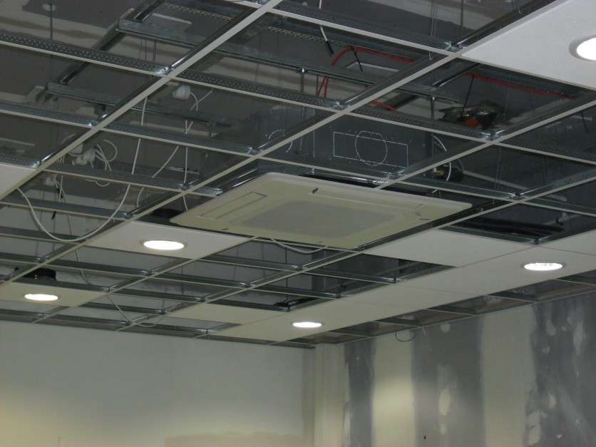 Монтаж светильника в подвесной потолок