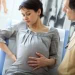 Болит пупок при беременности во втором триместре: причины, лечение