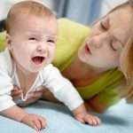 Как помочь малышу при коликах: способы избавления ребенка от боли