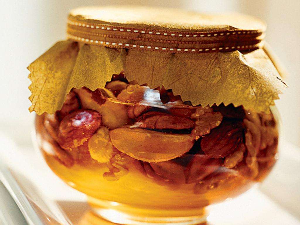 Как увеличить потенцию орехом и медом?