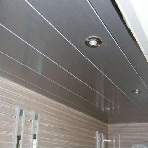 потолок из пластиковых панелей в ванной