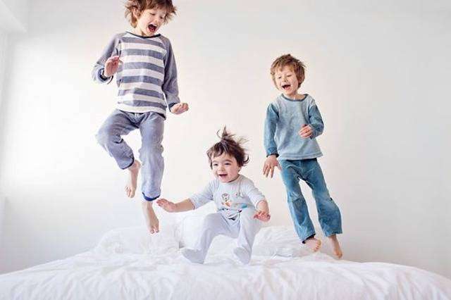 Дети прыгают на кровате
