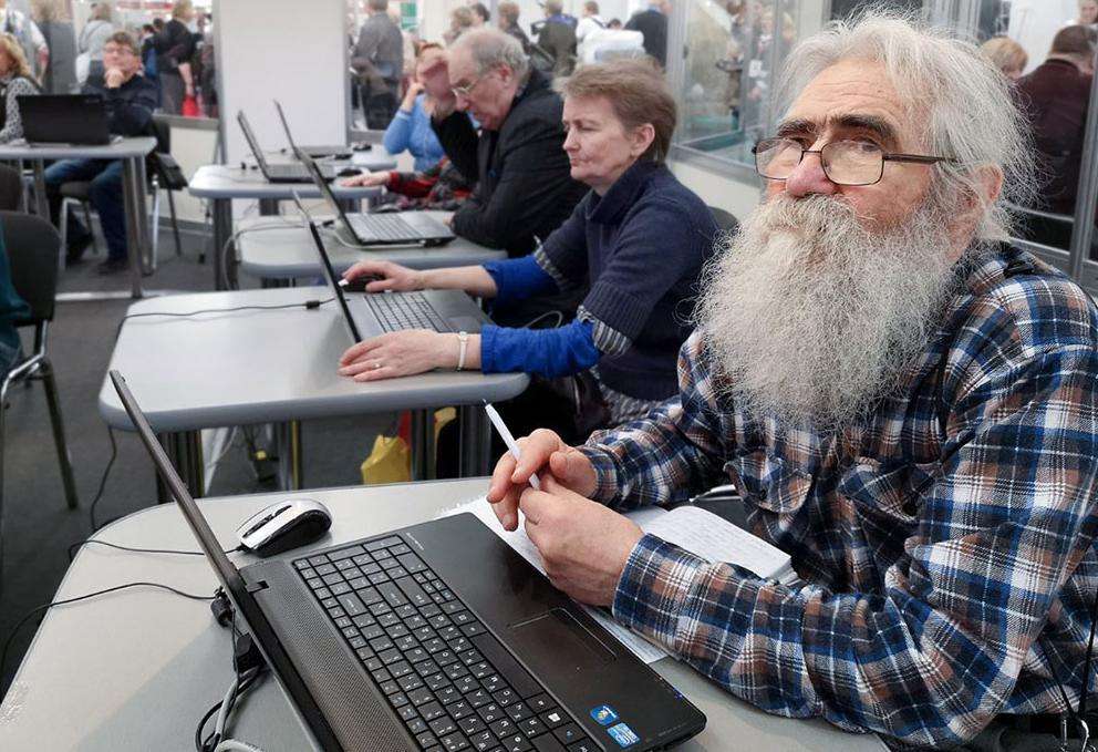 Пенсионер на компьютерных курсах