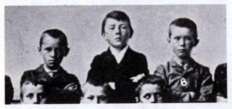 Адольф Гитлер среди одноклассников