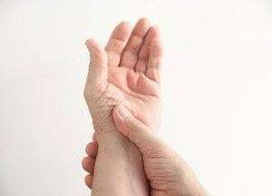 Онемение пальцев правой руки причины