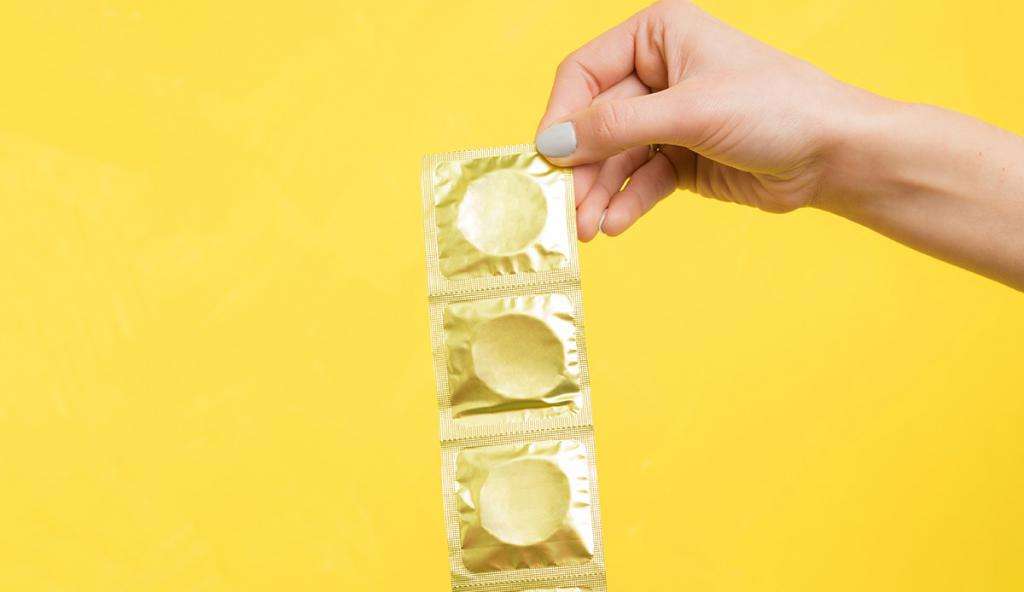 презервативы в руке