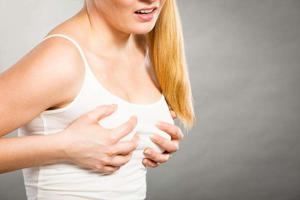 почему болит грудь перед месячными