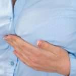 Почему болит грудь перед месячными? Возможные причины и способы облегчения