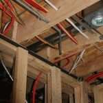 Как осуществить монтаж электропроводки в деревянном доме