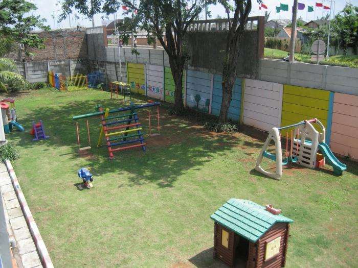 участок детского сада летом