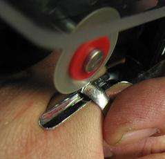 как снять кольцо с отекшего пальца