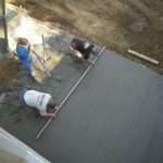Как сделать бетонный пол своими руками: порядок проведения работ