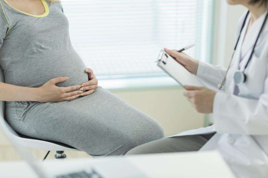 Беременная женщина на приеме у врача.