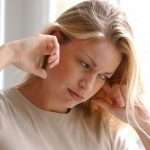 Почему возникает шум в голове и в ушах?