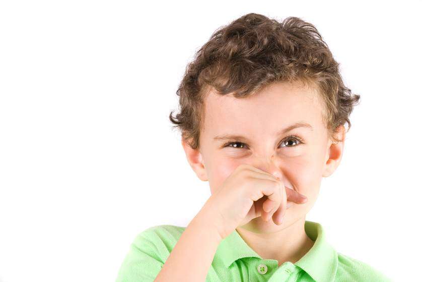 Почему ребенок есть из носа козявки