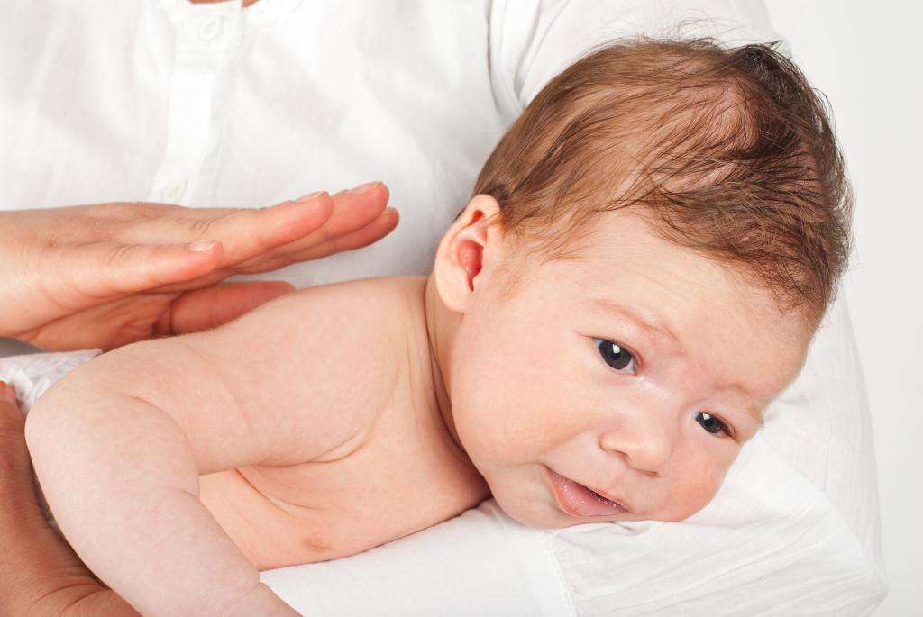Как правильно выкладывать новорожденного на животик