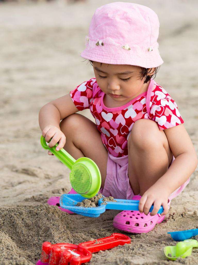 девочка играет в песке