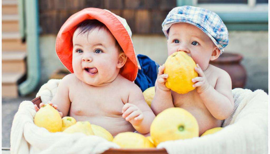 Дети едят лимоны