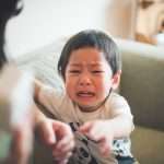Ребенок истерит: причины, описание поведения и методы решения проблемы