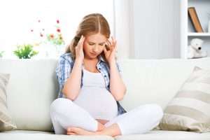 Сильно болит голова при беременности: причины и что делать