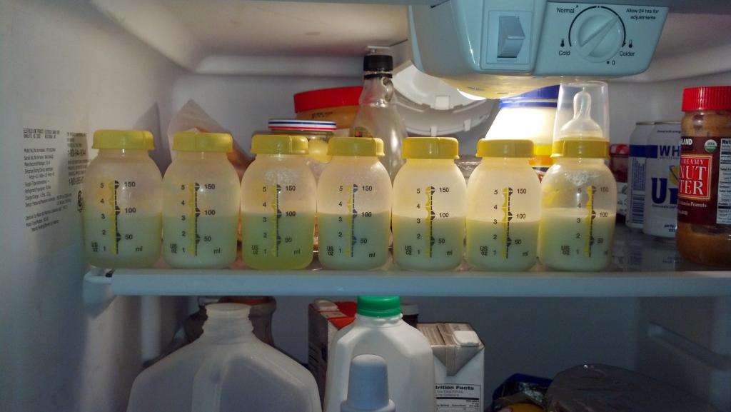 детское молоко в холодильнике