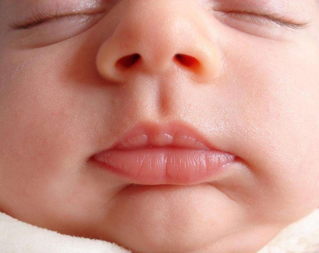 как вытащить козявку из носа новорожденного