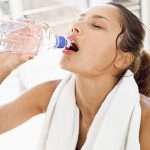 Можно ли пить воду во время тренировок, и как это следует делать?