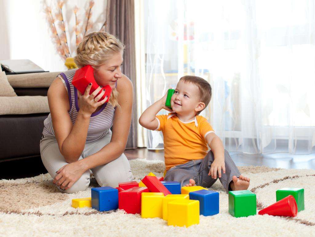 мама с малышом играет в кубики