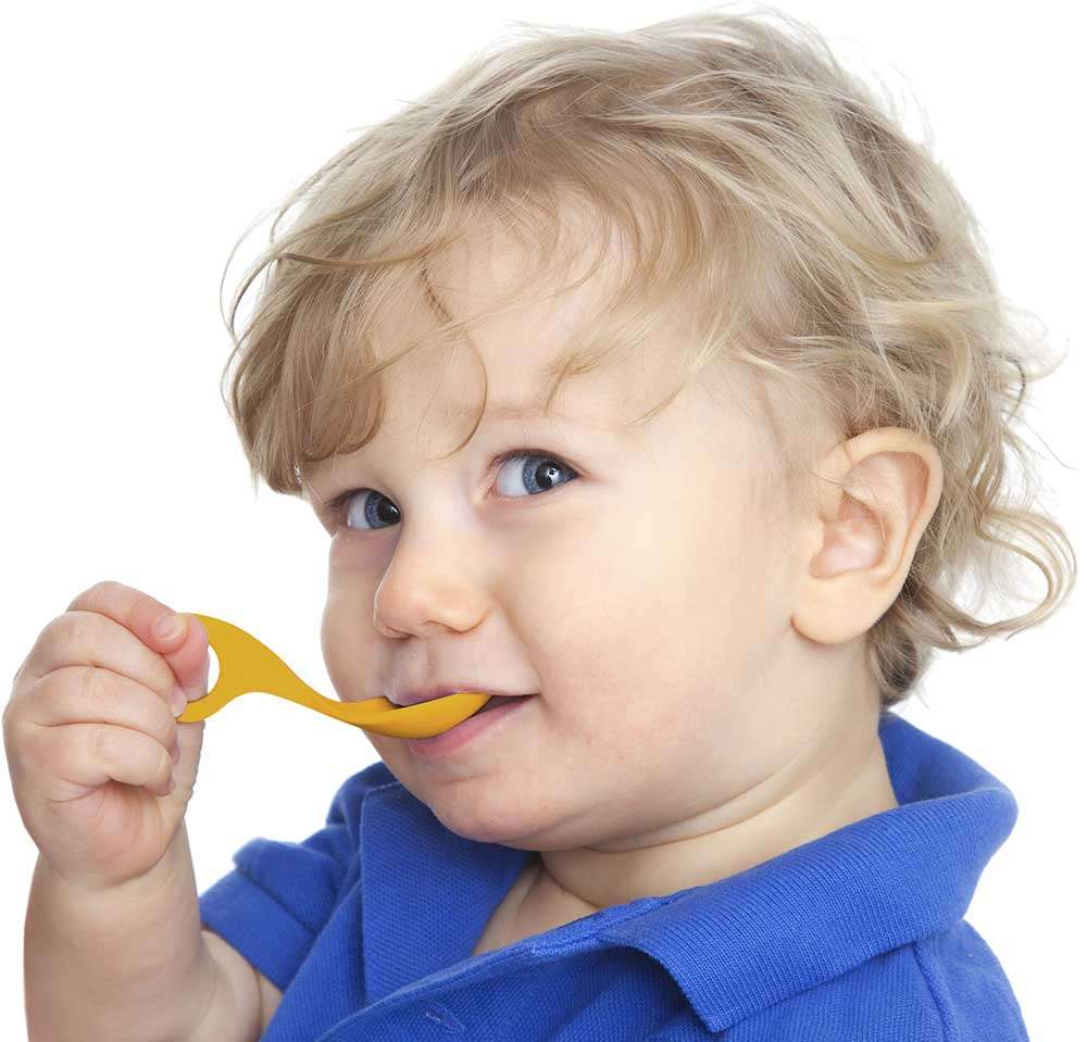 ребенок ест ложкой