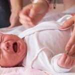 Развитие младенца 2 месяца: базовые навыки, основные нормы и рекомендации педиатров